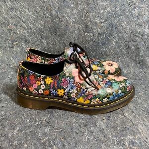 Dr. Martens Wanderflower Oxfords